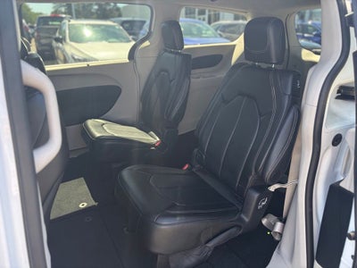 2024 Chrysler Pacifica Touring L * Certified Pre-Owned *