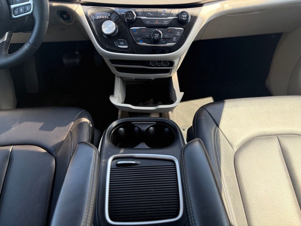 2024 Chrysler Pacifica Touring L * Certified Pre-Owned *