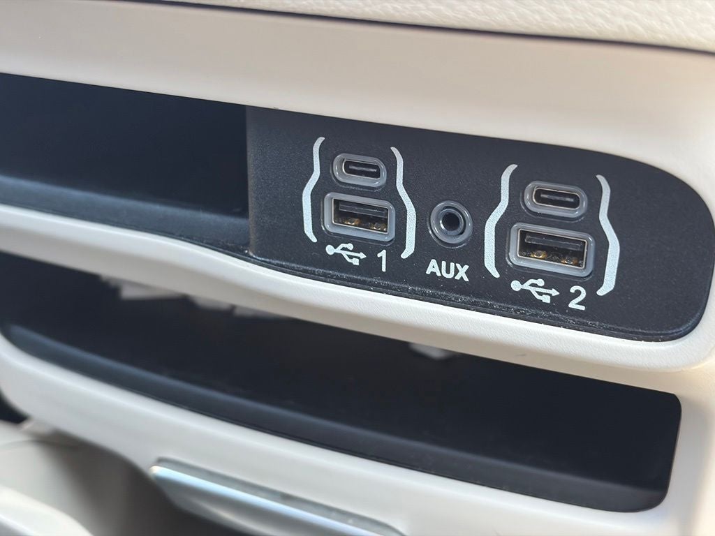 2024 Chrysler Pacifica Touring L * Certified Pre-Owned *