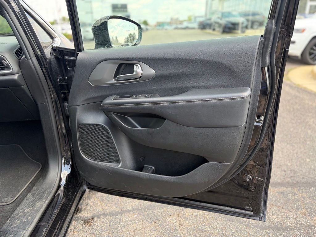 2025 Chrysler Pacifica Select * Certified Pre-Owned *