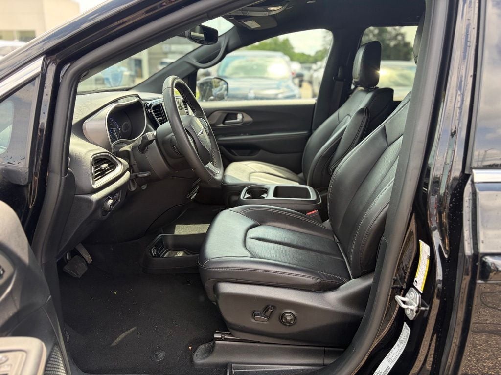 2025 Chrysler Pacifica Select * Certified Pre-Owned *