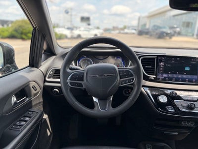 2025 Chrysler Pacifica Select * Certified Pre-Owned *