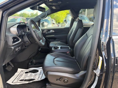 2025 Chrysler Pacifica Select * Certified Pre-Owned *