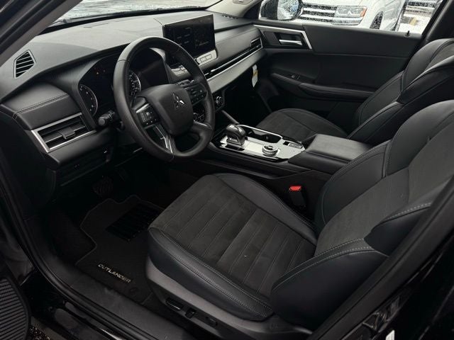 2025 Mitsubishi Outlander Base