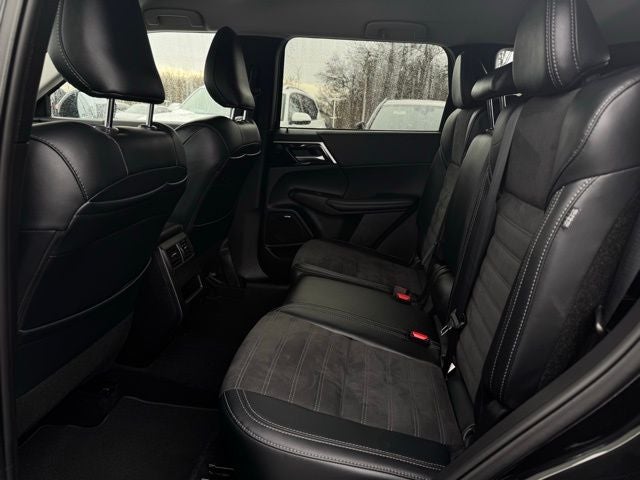 2025 Mitsubishi Outlander Base